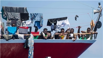 Migranten an Bord eines Schiffes der „Captain Morgan Cruises“: Auch die Verteilung der Schutzsuchenden auf die EU-Staaten wird mit einem „Solidaritätsmechanismus“ neu geregelt.