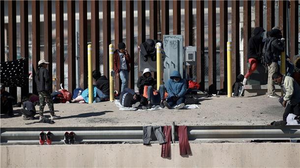 Biden reist an US-Südgrenze - Gouverneur übt scharfe Kritik Migranten an der US-mexikanischen Grenze bei Ciudad Juarez (Mexiko).