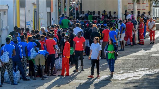 Lampedusa ruft wegen hoher Migrantenzahlen den Notstand aus Migranten auf der Insel Lampedusa.