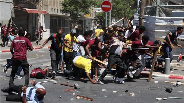 Dutzende Verletzte bei Eritreer-Protest in Israel Migranten aus Eritrea stoßen bei einer Demonstration in Tel Aviv mit der Polizei zusammen.