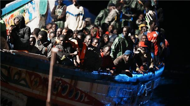 Migranten befinden sich dicht gedrängt in einem Holzboot (Archivbild).