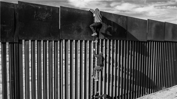 Migranten benutzen eine selbstgebaute Leiter, um mit Hilfe eines Schmugglers einen Teil der Grenzmauer zur USA zu erklimmen. Der aus Venezuela stammende Fotograf Alejandro Cegara wurde in der Kategorie langfristige Projekte für eine Serie über Immigration in Mexiko ausgezeichnet.