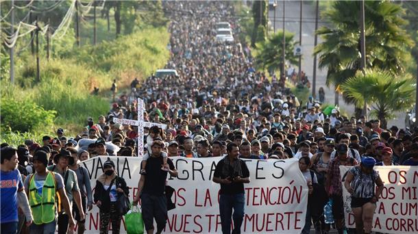 Tausende Migranten in Karawane durch Mexiko Richtung USA Migranten, die sich nach eigenen Angabe eine längere Wartezeit nicht leisten können, machen sich in einer Karawane auf den Weg Richtung USA.