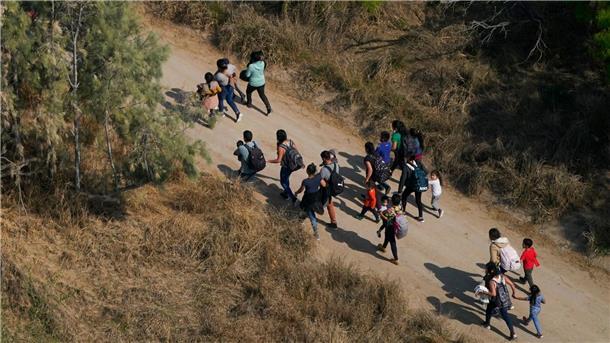 UN: Tausende sterben auf gefährlichen Migrationsrouten Migranten gehen im Süden von Texas über einen Feldweg, nachdem sie die Grenze zwischen den USA und Mexiko überquert haben.