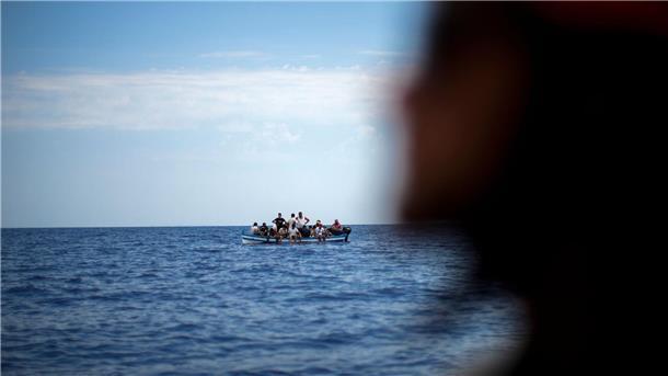 Wieder viele Migranten tot vor Tunesiens Küste geborgen Migranten in einem Holzboot auf dem Mittelmeer. Symbolfoto