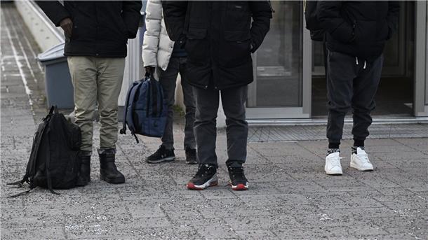 Finnland schließt Grenzübergänge zu Russland Migranten kommen nach ihrer Ausreise aus Russland an der Nuijamaa-Grenzstation zwischen Russland und Finnland an.