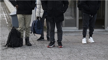 Migranten kommen nach ihrer Ausreise aus Russland an der Nuijamaa-Grenzstation zwischen Russland und Finnland an.