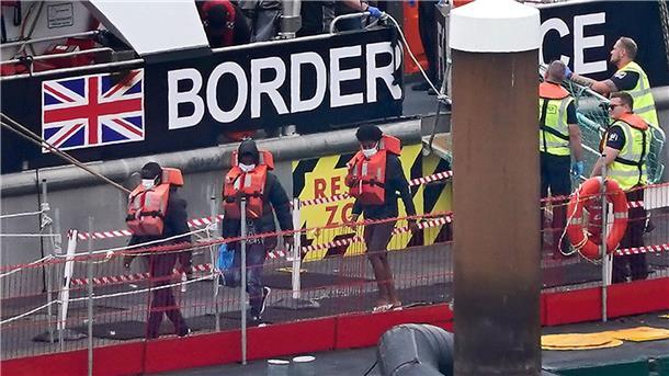 Migranten sind an Bord eines Schiffes der Grenztruppen nach Dover gebracht worden, nachdem sie bei einem Zwischenfall mit einem kleinen Boot im Ärmelkanal gerettet wurden (Archivbild).