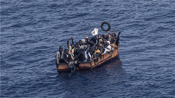 Migranten sind auf dem Weg von der Nordküste Afrikas zur italienischen Insel Lampedusa (Archivbild). Grünen-Innenpolitiker Pahlke plädiert für den Einsatz der Bundespolizei zur Seenotrettung im Mittelmeer.