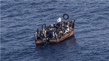 Migranten sind auf dem Weg von der Nordküste Afrikas zur italienischen Insel Lampedusa (Archivbild). Grünen-Innenpolitiker Pahlke plädiert für den Einsatz der Bundespolizei zur Seenotrettung im Mittelmeer.