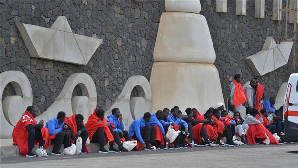 Migranten werden im Hafen von La Restinga auf der Insel El Hierro vom Gesundheitsdienst versorgt.