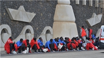 Migranten werden im Hafen von La Restinga auf der Insel El Hierro vom Gesundheitsdienst versorgt.