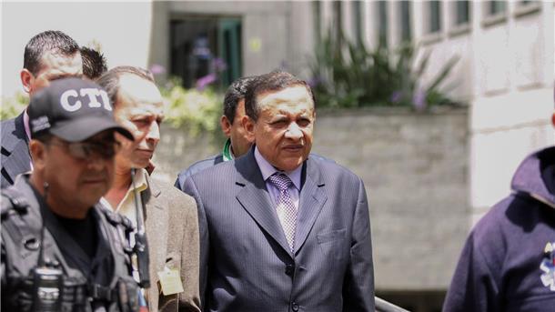 Ermittlungen gegen Kolumbiens Ex-Geheimdienstchef Miguel Alfredo Maza Marquez (M)war einst Chef des kolumbianischen Geheimdienstes DAS. Hier verlässt er gerade den Gerichtshof in Bogota.
