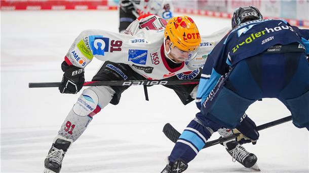 Miha Verlic (links) von den Fischtown Pinguins in der letzten Begegnung gegen Ingolstadt beim Bully.