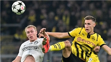 Mika Biereth (l), hier im Zweikampf mit Dortmunds Nico Schlotterbeck, hatte das Interesse von Bundestrainer Julian Nagelsmann geweckt.