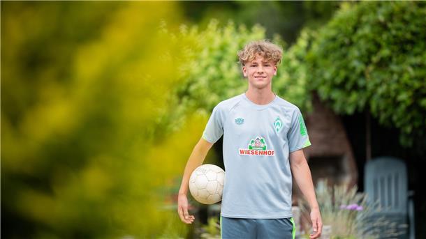 Mika Tom Wallentowitz feierte in der U17-Bundesliga mit Werder Bremen einen hohen Sieg gegen den Blumenthaler SV. Beim Derby waren insgesamt sieben frühere Spieler des JFV Bremerhaven im Einsatz.