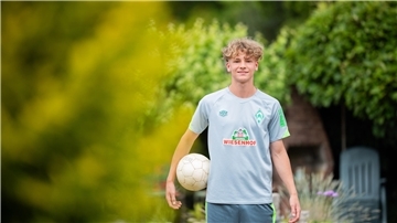 Mika Tom Wallentowitz feierte in der U17-Bundesliga mit Werder Bremen einen hohen Sieg gegen den Blumenthaler SV. Beim Derby waren insgesamt sieben frühere Spieler des JFV Bremerhaven im Einsatz.