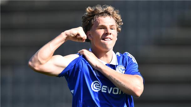 Profi-Clubs schätzen Fußball-Talente aus Bremerhaven und dem Cuxland Mika Tom Wallentowitz spielt seit dieser Saison für die U19 des FC Schalke 04. Hier freut sich der Schiffdorfer über ein Tor gegen den TSV Meerbusch.