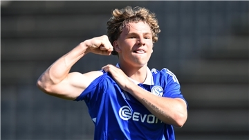 Mika Tom Wallentowitz spielt seit dieser Saison für die U19 des FC Schalke 04. Hier freut sich der Schiffdorfer über ein Tor gegen den TSV Meerbusch.