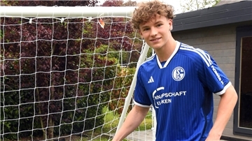 Ein junger Fußballer hält den Ball hoch. Es handelt sich um Mika Tom Wallentowitz vom FC Schalke 04 