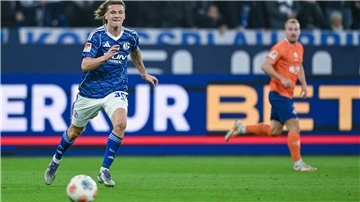 Mika Tom Wallentowitz aus Schiffdorf feiert Zweitliga-Debüt bei Schalke 04 Mika Tom Wallentowitz vom FC Schalke 04 in Aktion auf dem Fußballfeld