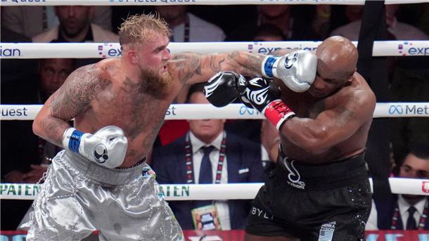Comeback ohne Happy End: Prügel für Tyson und Netflix Mike Tyson (rechts) musste deutlich härtere Treffer einstecken als sein 31 Jahre jüngerer Gegner.