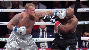 Mike Tyson (rechts) musste deutlich härtere Treffer einstecken als sein 31 Jahre jüngerer Gegner. 