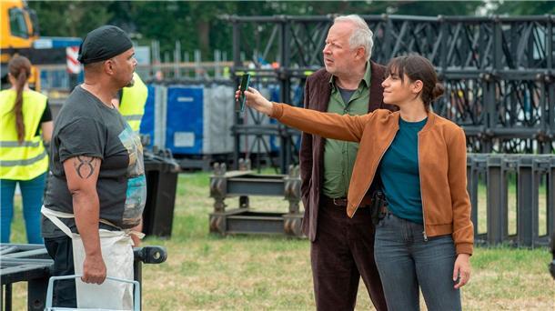 Borowski-„Tatort“ mit Wacken-Flair holt Quotensieg Mila (Almila Bagriac¸ik) und Borowski (Axel Milberg) nehmen Michi Berger (Nikolaus Okonkwo) unter die Lupe.