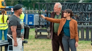 Mila (Almila Bagriac¸ik) und Borowski (Axel Milberg) nehmen Michi Berger (Nikolaus Okonkwo) unter die Lupe.