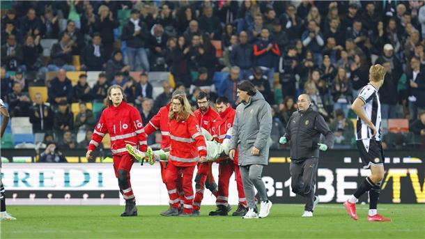 Brutaler Zusammenprall: Frankreich-Keeper Maignan verletzt Milan-Torhüter Mike Maignan wird nach dem schweren Zusammenprall vom Platz getragen.
