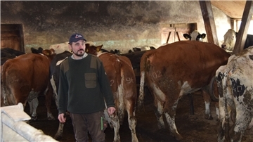 Milchbauer und „Kuhtuber“ Helge Tienken aus Wellen in seinem alten Stall.