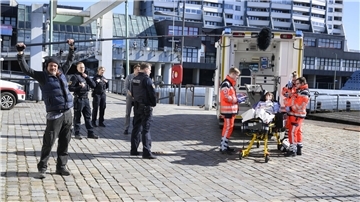 Mann mit Mikrofon-Angel, Rettungskräfte versorgen eine Frau: Milena Straube als Cordula Baumann, die ehemalige Sprechstundenhilfe von Dr Sommerfeldt, wird medizinisch versorgt, nachdem sie sich in die Schusslinie geworfen hatte, um ihren Geliebten zu retten.