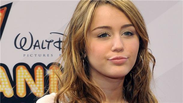 Drei Jahrzehnte Party - Miley Cyrus wird 30 Miley Cyrus 2009 bei der Filmpremiere „Hannah Montana - Der Film“.