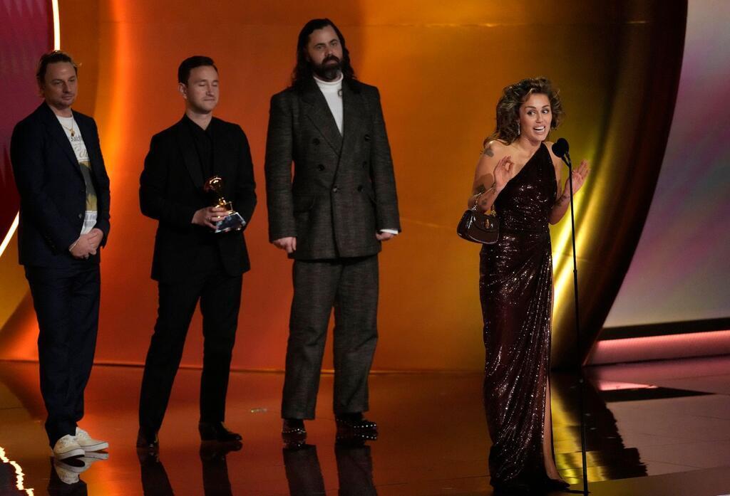 Miley Cyrus hat den begehrten Grammy für die Aufnahme des Jahres gewonnen. Die 31-Jährige erhielt den Preis für ihren Hit „Flowers“.
