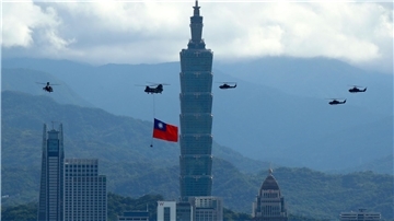 Militärhubschrauber anlässlich Taiwans Nationalfeiertag in Taipeh.
