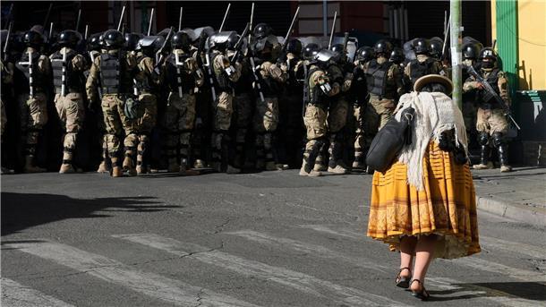 Nach Putschversuch in Bolivien: 17 Militärs festgenommen Militärpolizisten auf der Plaza Murillo in La Paz.