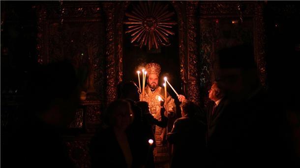 Orthodoxe Christen in Türkei feiern Ostern in Trümmern Millionen orthodoxe Christen in aller Welt haben in der Nacht zum Sonntag das Osterfest eingeläutet - auch der christlich-orthodoxe Metropolit Maximos von Selyvria (M).