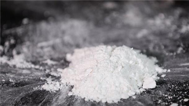 Mindestens 2,3 Kilogramm Kokain soll der jüngere der beiden Angeklagten in Hamburg und Bremen gekauft haben. Für den Weiterverkauf an die Abnehmer soll er zwei Dealer engagiert haben. Einer von ihnen ist jetzt mit angeklagt.