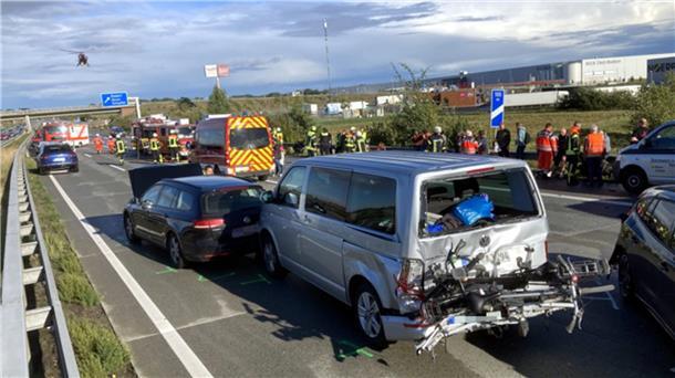 24 Verletzte bei Massenkarambolage auf A1 Mindestens 24 Personen wurden bei dem Unfall verletzt.