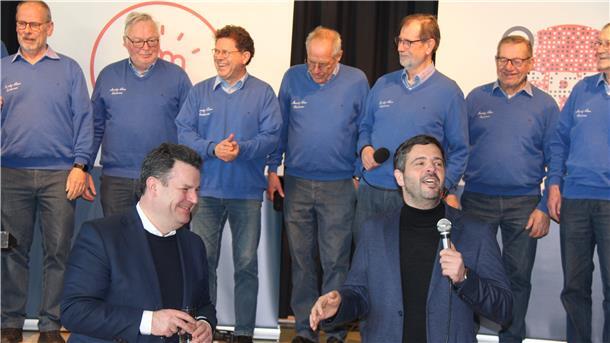 Minister Hubertus Heil (vorne links) und Daniel Schneider warben in den Otterndorfer Seelandhallen für Erst- und Zweitstimme für die SPD. Den passenden Sound im stürmischen Wahlkampf bot der Shantychor Cuxhaven.