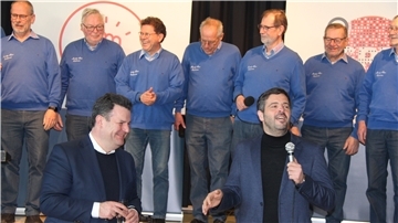 Minister Hubertus Heil (vorne links) und Daniel Schneider warben in den Otterndorfer Seelandhallen für Erst- und Zweitstimme für die SPD. Den passenden Sound im stürmischen Wahlkampf bot der Shantychor Cuxhaven.