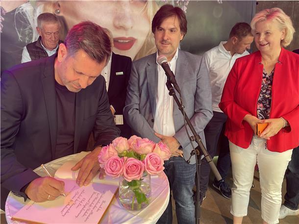 So schön war die Landpartie „Garten & Ambiente“ in Nordenham Minister Olaf Lies trägt sich ins goldene Buch der Stadt Nordenham ein, wozu ihn Bürgermeister Nils Siemen eingeladen hat. Rechts schaut die Berner Landtagsabgeordnete Karin Logemann zu.