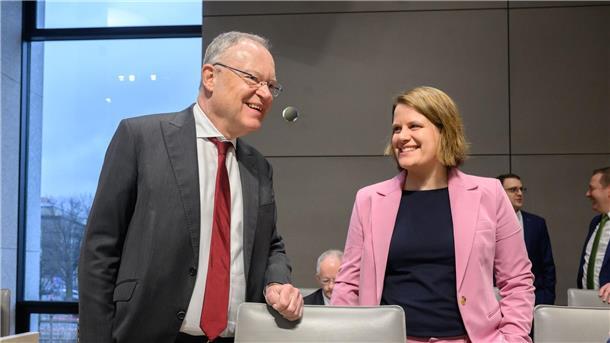 Zusammenarbeit mit Lies? Hamburg zeigt sich zuversichtlich Ministerin Hamburg (r) habe stets Weils pragmatische und umsichtige Art geschätzt. (Archivbild)