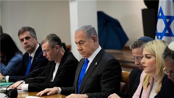 Medien: Heftiger Streit bei Sitzung israelischer Regierung Ministerpräsident Benjamin Netanjahu (M) leitet eine Kabinettssitzung (Archivbild). Netanjahu hat nach Medienangaben eine Sitzung vertagt, bei der heftiger Streit ausgebrochen sein soll.