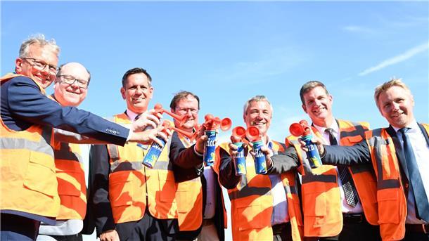 Was ein neuer Anleger für Emden und die Ems bedeutet Ministerpräsident Lies, Umweltminister Meyer und weitere Gäste geben gemeinsam das Startsignal für den Bau des neuen Großschiffsliegeplatzes in Emden.