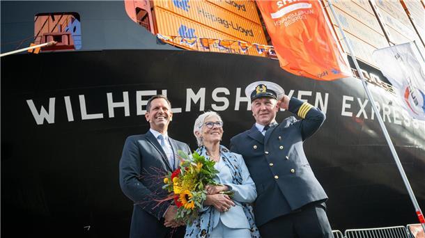 Warum Megafrachter jetzt öfter den JadeWeserPort anlaufen Ministerpräsident Olaf Lies (l.) feierte die Schiffstaufe mit Taufpatin Wibke Friedrichs-Firmin und Kapitän Tomasz Michalski.