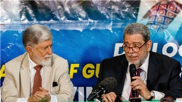 Ministerpräsident (r) Ralph Gonsalves spricht in Begleitung des brasilianischen Chefberaters über den Territorialstreit auf St. Vincent.