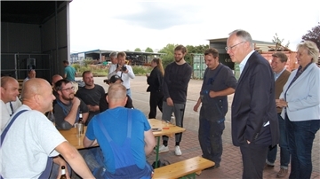 Ministerpräsident Stephan Weil (3. von rechts) hat am Freitagnachmittag die Firma Barghorn besucht. Und ist mit den Mitarbeitenden ins Gespräch gekommen.