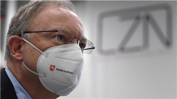 Ministerpräsident Stephan Weil im Logistikzentrum Niedersachsen, wo die Schutzmasken gelagert wurden. (Archivbild)