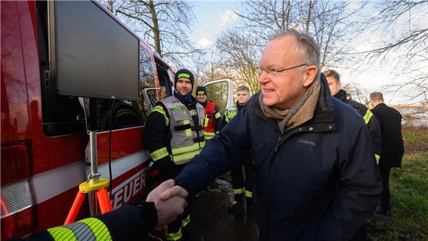 Weil besucht Hochwassergebiet: „Noch nicht über den Berg“ Ministerpräsident Stephan Weil (SPD) bedankt sich bei Feuerwehrkräften der Freiwilligen Feuerwehr.